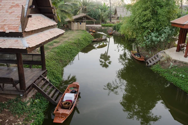 Thailändisches Holzhaus und Boot — Stockfoto