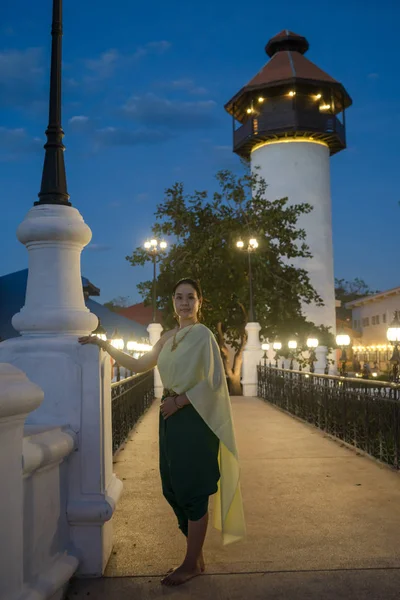 Frau in thailändischer Tracht — Stockfoto