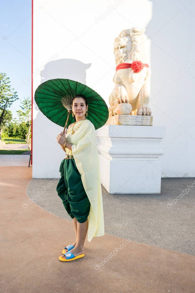  woman dressing in  Thai traditional costume