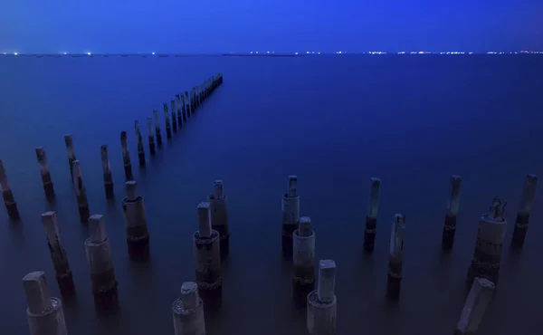 Poteaux en bois sur la mer — Photo