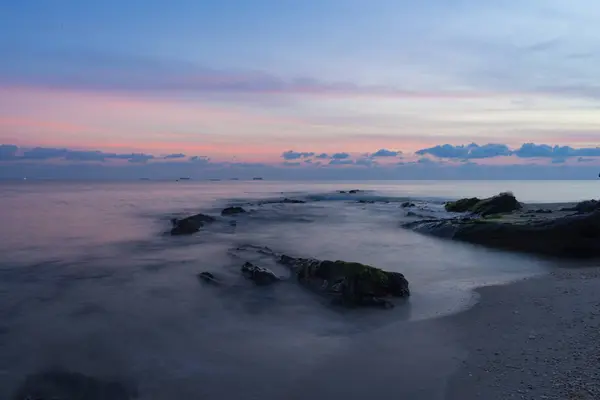 Roca en la playa — Foto de Stock