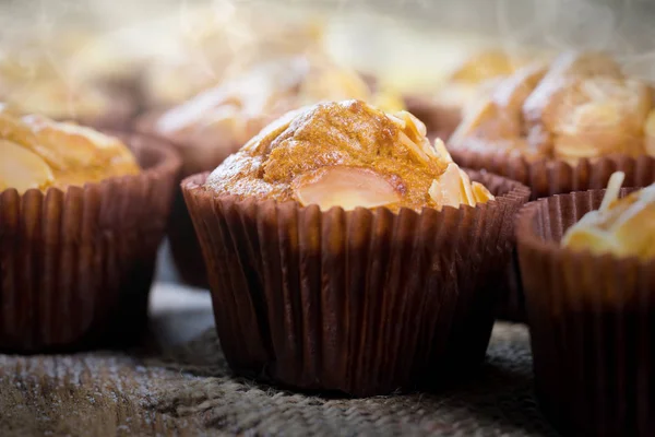 Banaan cupcake op hout — Stockfoto