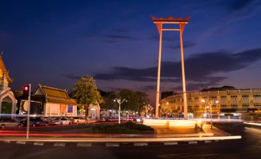 Gün batımında dev salıncak