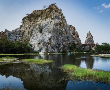 dağlar orman ve gökyüzü