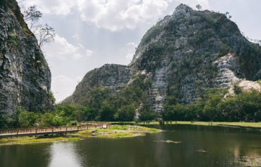 dağlar orman ve gökyüzü