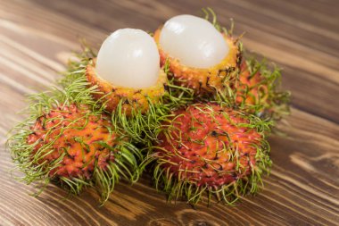 Ahşap üzerine taze rambutan