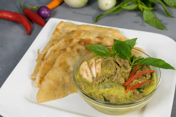 Grön curry nötkött med roti — Stockfoto