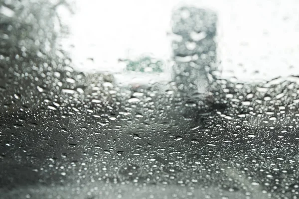 Regen druppels op auto — Stockfoto