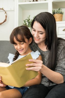 Anne kızıyla bir kitap okuma