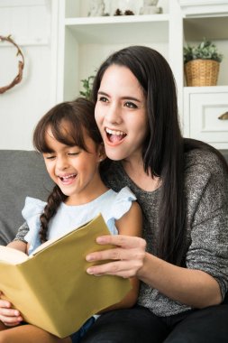 Anne kızıyla bir kitap okuma