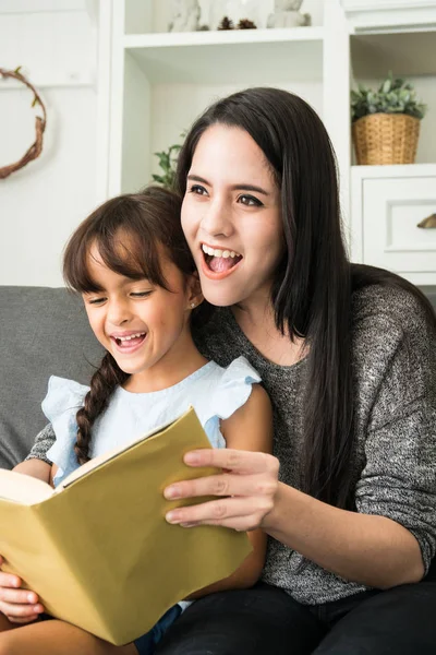 Anne kızıyla bir kitap okuma