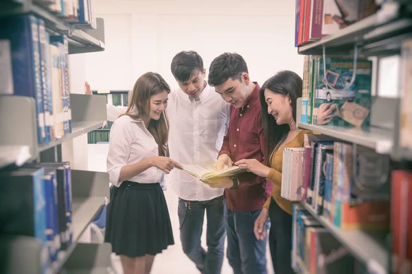 Grupp av studerande som läser bok — Stockfoto