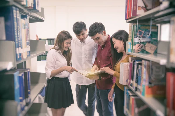 Grupo de livro de leitura do estudante — Fotografia de Stock