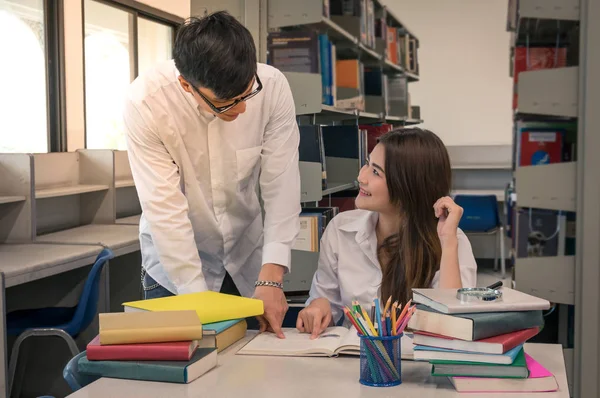 Studenten führen Buch an — Stockfoto