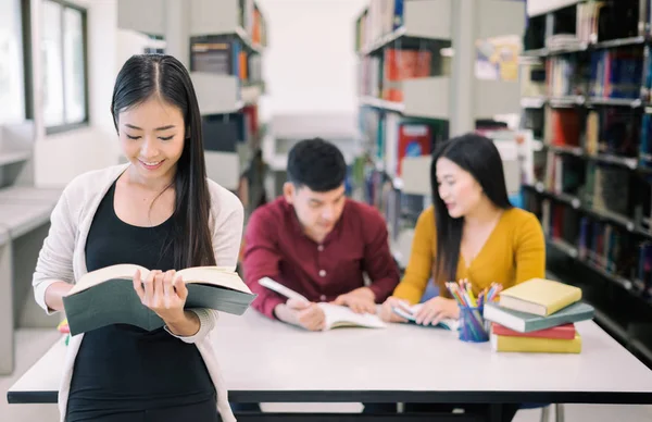 Studenter som ledande bok — Stockfoto