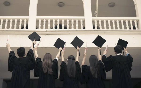 Mujer en la graduación — Stockfoto