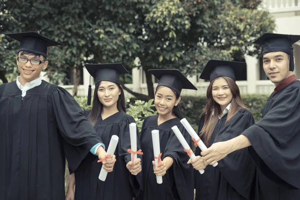 Grupo de alunos de pós-graduação — Fotografia de Stock