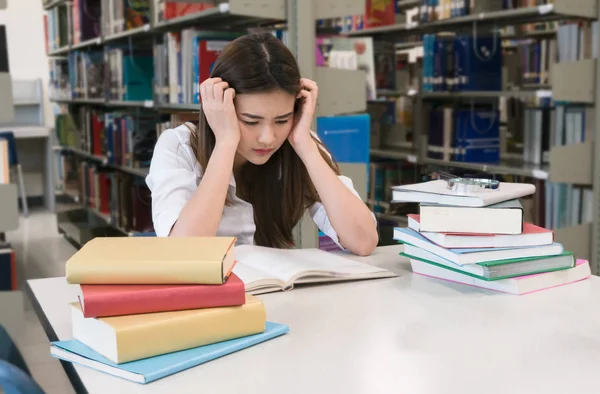 Studenter som ledande bok — Stockfoto