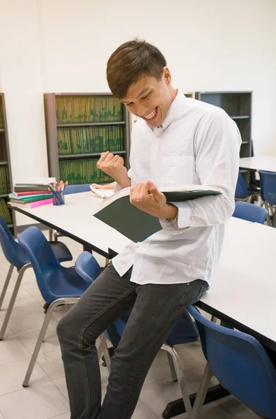 Student läsa bok — Stockfoto