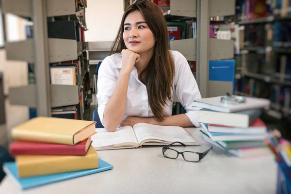 Studenter som ledande bok — Stockfoto