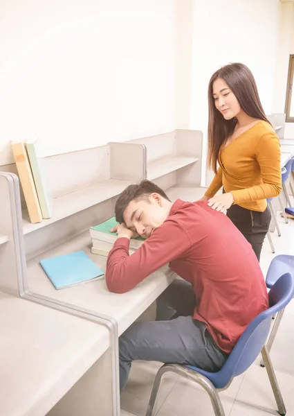 Estudante na biblioteca — Fotografia de Stock