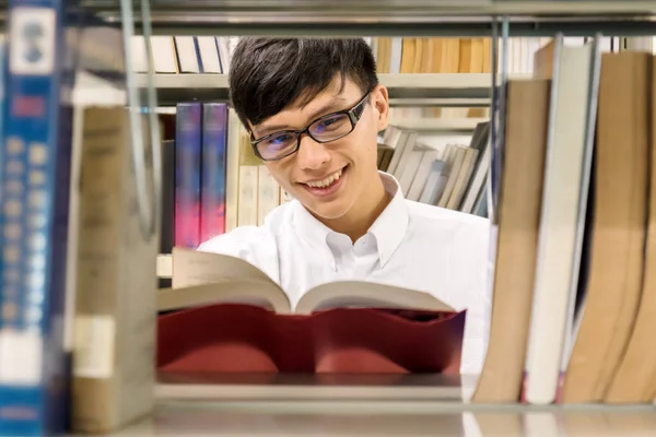 Student i bibliotek — Stockfoto
