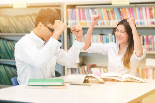 Student in bibliotheekkamer — Stockfoto