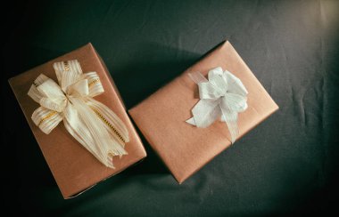 koyu arka plan üzerinde hediye kutusu 