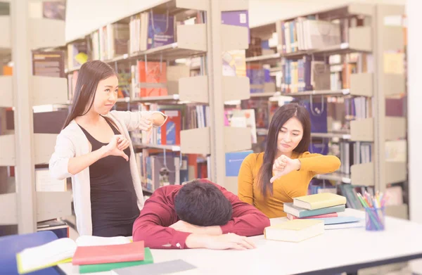 Os estudantes descansam na biblioteca — Fotografia de Stock