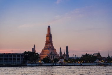 WAT Arun Tapınağı gün batımında