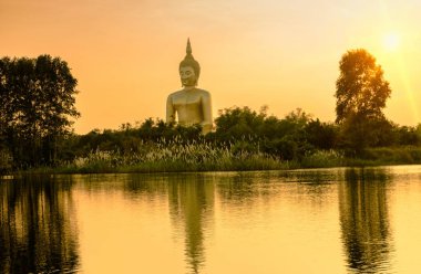 Büyük altın buddha heykeli Wat Maung Tapınak