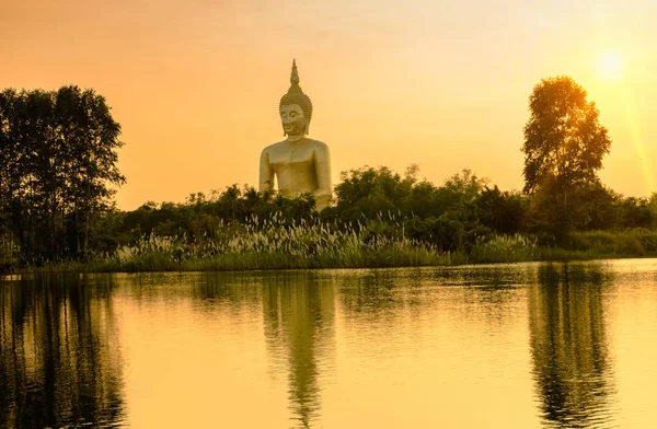 Gran estatua de buda dorada en el templo de Wat Maung —  Fotos de Stock