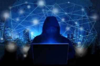 Defter üzerinde çalışan hacker
