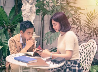 İki kız ve çocuk okuma kitabı