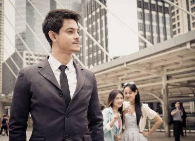 Meslektaşları ile işadamı dedikodu