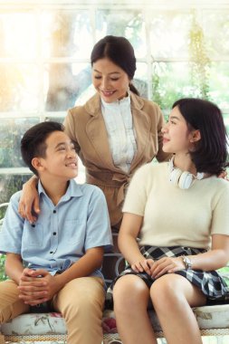 Anne ve çocuklar kanepede oturan mutlu