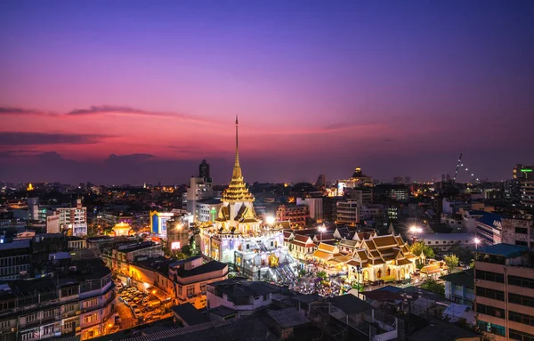 Вид сверху на город: Wat Trimit в китайском городе — стоковое фото