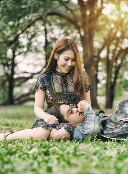 Coppia che suona la chitarra nel parco — Foto Stock