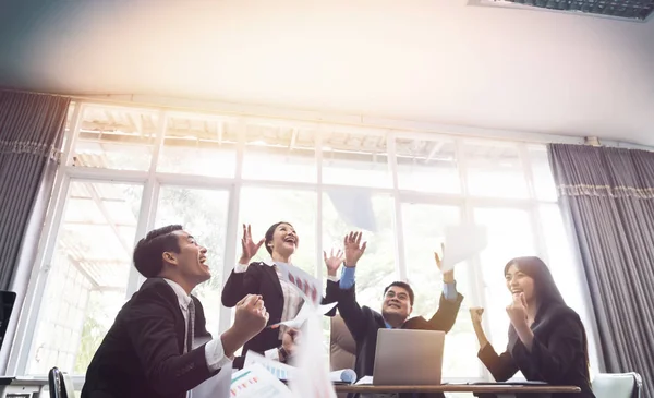 Gruppe von Unternehmen, die Blätter für die Arbeit werfen — Stockfoto