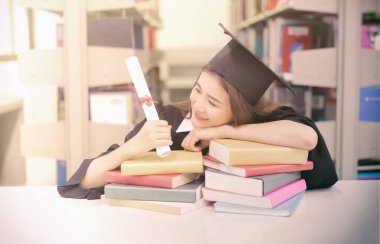 Öğrenci kitaplığı odasında