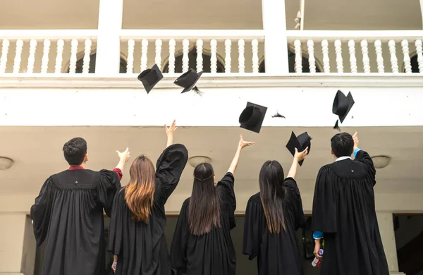 Mujer en la graduación — Stockfoto