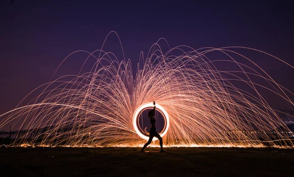 Silhouette Asien kvinna yoga på stranden — Stockfoto