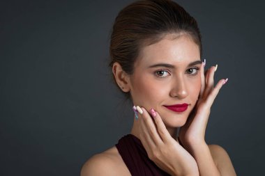 Stüdyoda güzel bir kadın