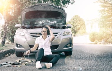 yol tarafında kırık aşağı araba