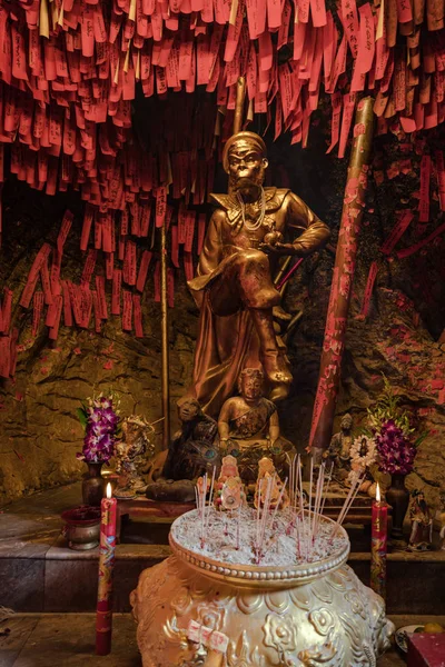 Chiński czerwony papier do życzenia w chińskiej świątyni — Zdjęcie stockowe