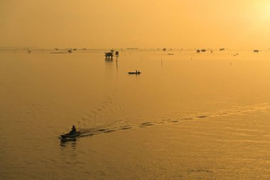 Balıkçı teknesi ile silüeti