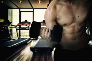  vücut geliştirmeci biri dumbbells ile yapıyor