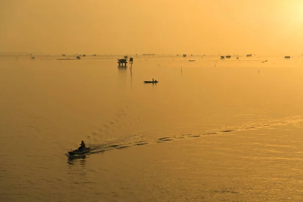 Silhouette des Fischers mit seinem Boot — Stockfoto