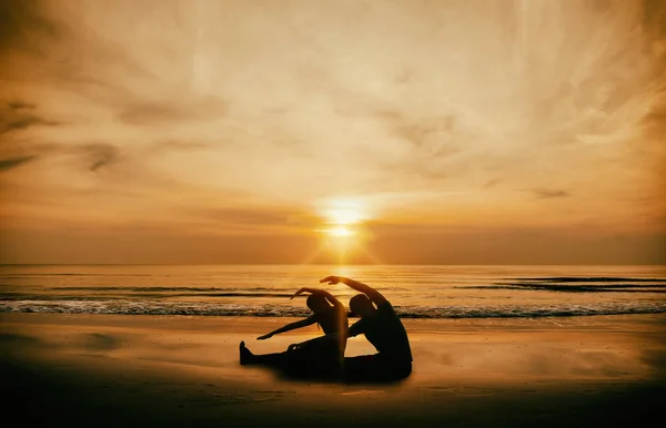 Silhouette asiatisch frau und mann yoga — Stockfoto