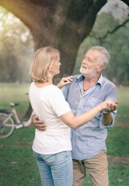 Son sınıf aşığı çift.